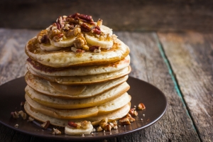 pancakes with banana, nuts and honey