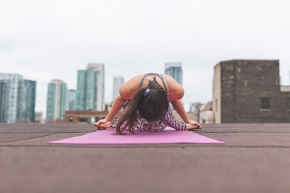 woman doing yoga in the city