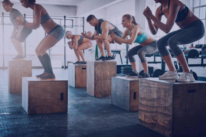 fitness class jumping on boxes at a gym
